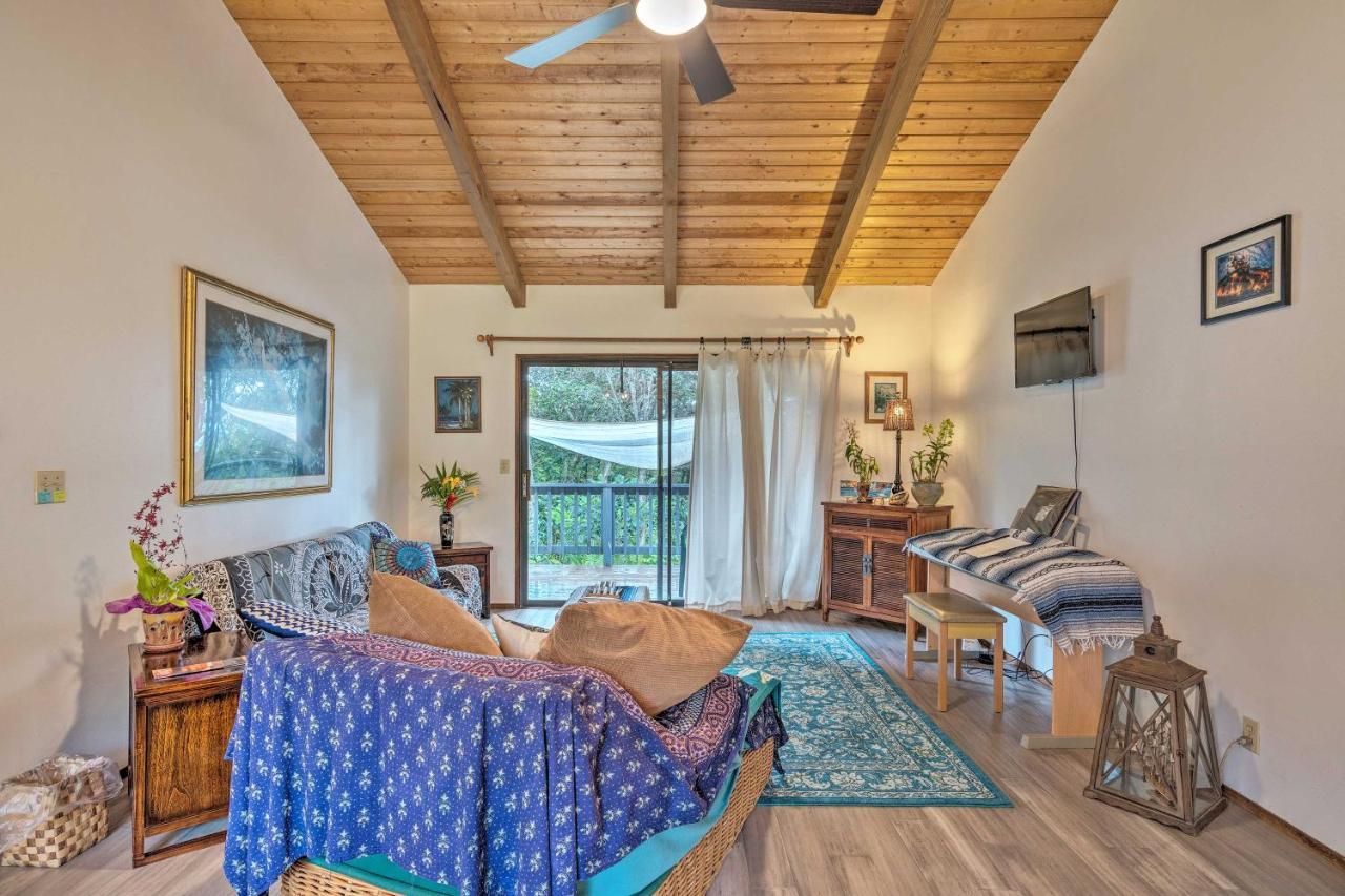 Peaceful Abode With Deck, 13 Mi To Black Sand Beach! Naalehu Dış mekan fotoğraf
