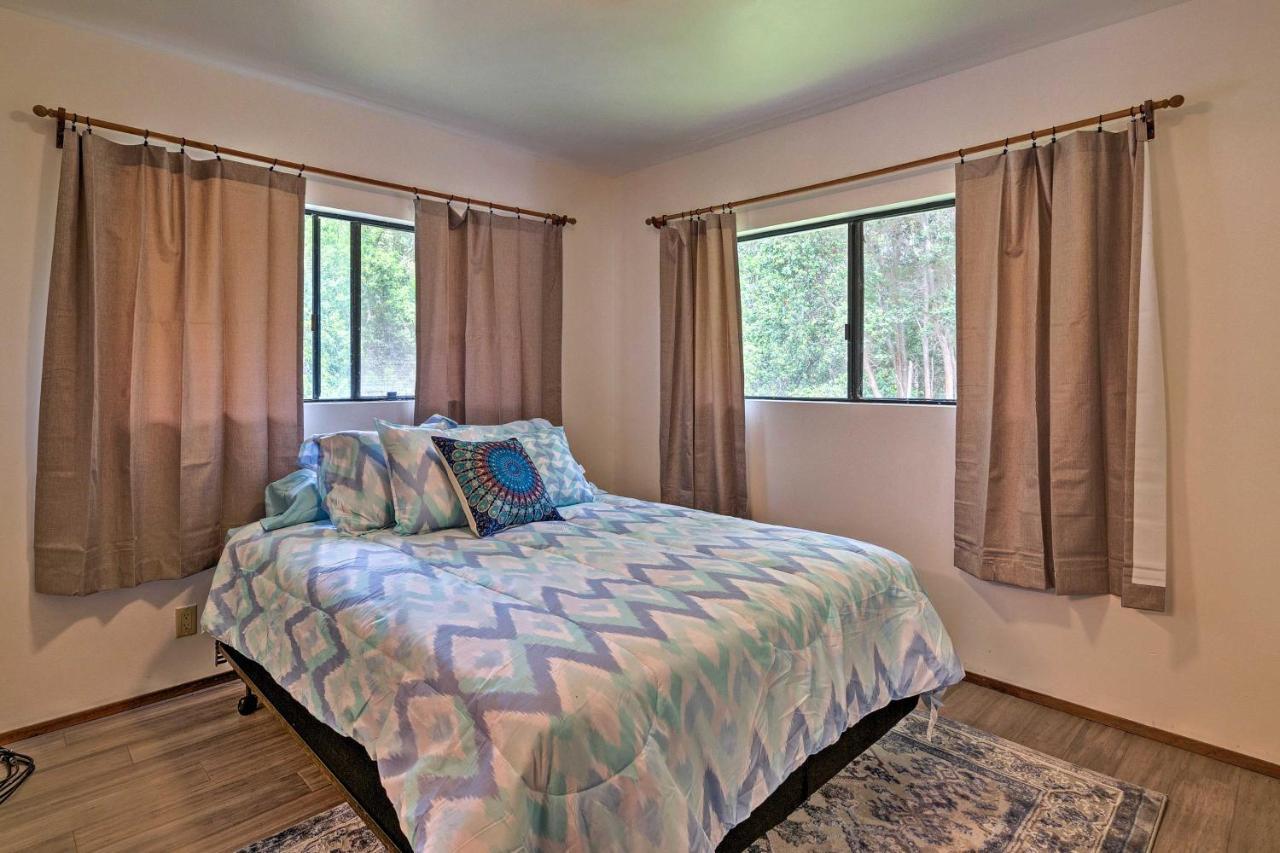 Peaceful Abode With Deck, 13 Mi To Black Sand Beach! Naalehu Dış mekan fotoğraf